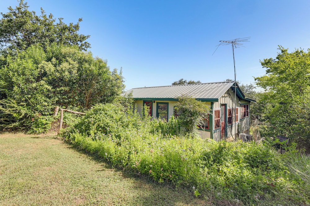 2 Mi to Fishing on Lake Whitney: Cottage w/ Deck