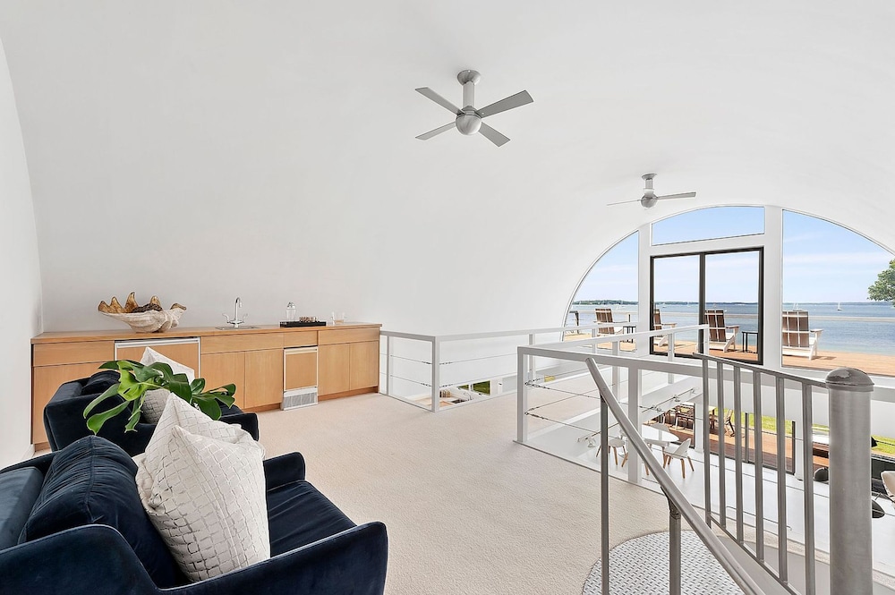 Sunset Villa by Rove Beachfront w Deck Pool