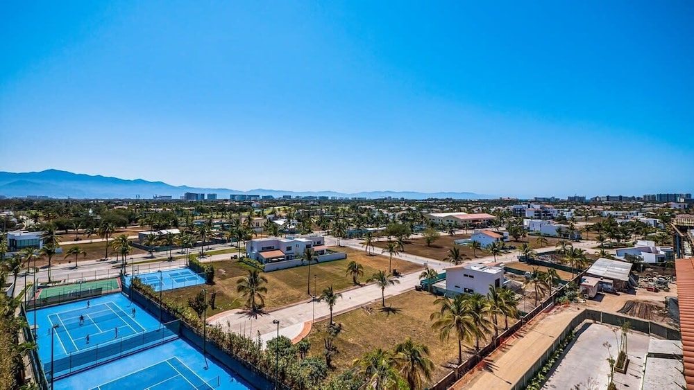 Equipped 3BR House - Pool - Gym - 5 min to Beach