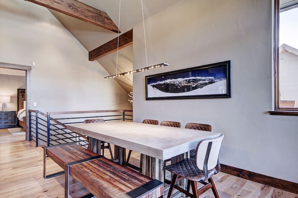 Slope View  3 Bedroom Townhouse by RedAwning