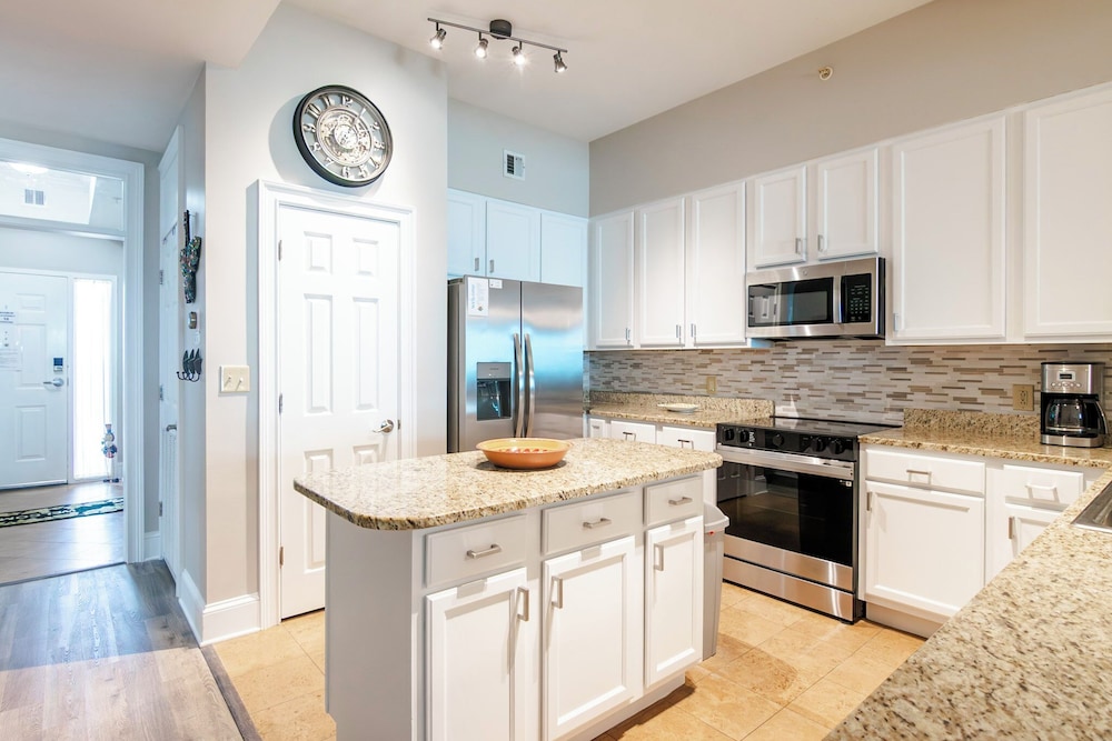 Penthouse Condo in Legacy Tower 1-1403 - Beachview 3 Bedroom 2 Bath Furnished