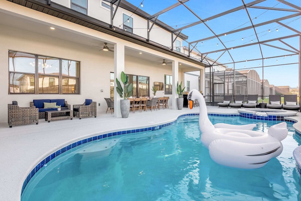 Home Next to Seaworld w Pool and Hot Tub