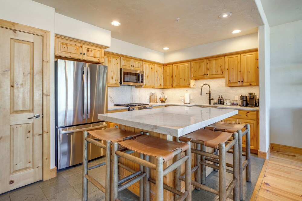 Walk to Lift! Luxe, Updated Cbmr Home w/ Mtn Views