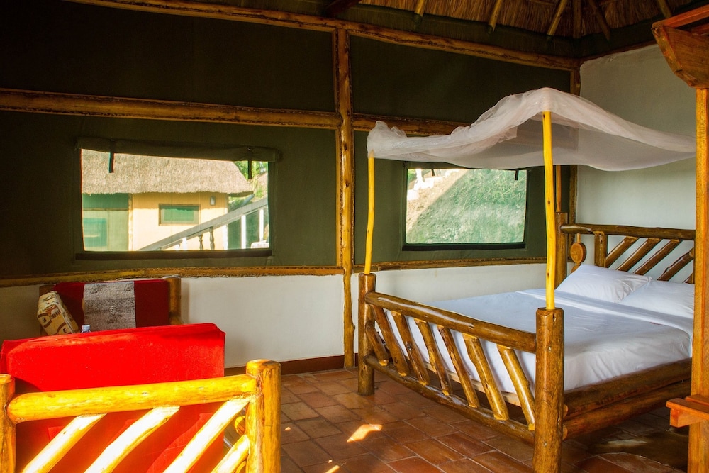 Queen Elizabeth Park View Tourist Lodge