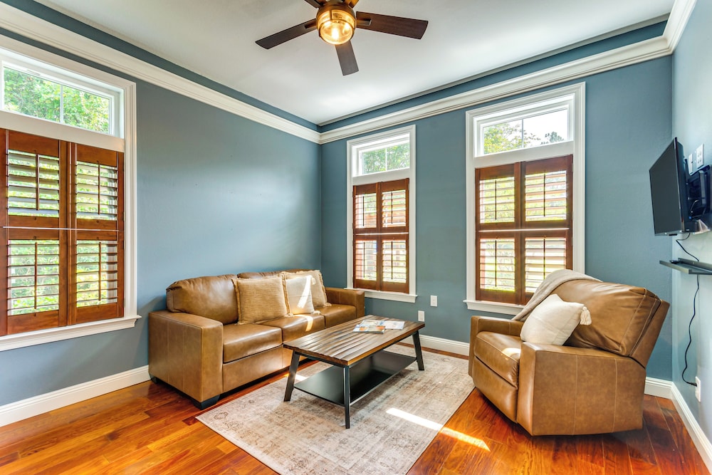 Steps to Bay: Tranquil Navarre Retreat w/ Balcony