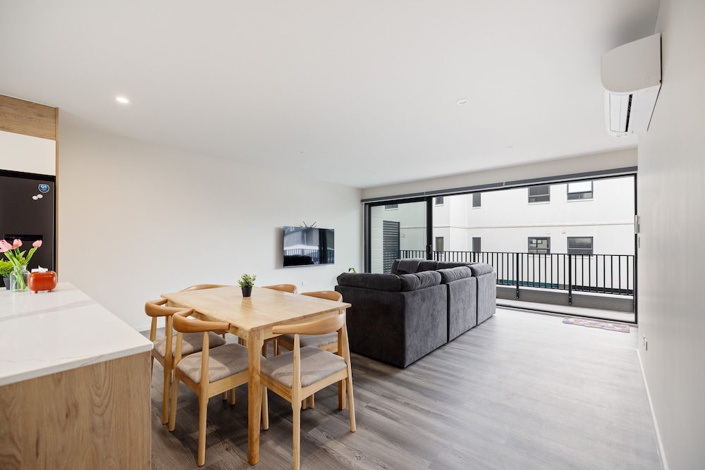 New Central Stay Near CHCH's Best