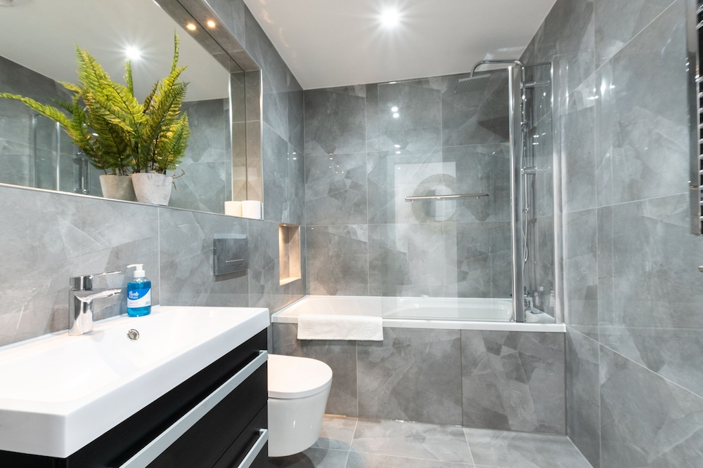 Luxurious 1 Bed Apartment - Free Wifi and Parking