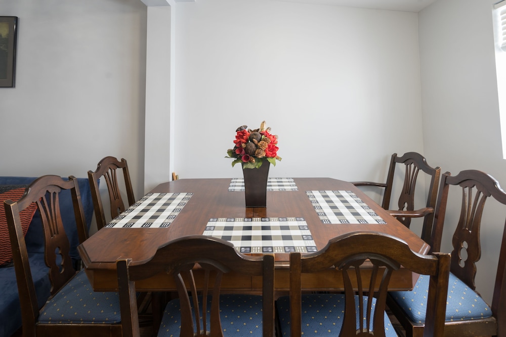 Applewood Suites - 4 BDRM King West-0