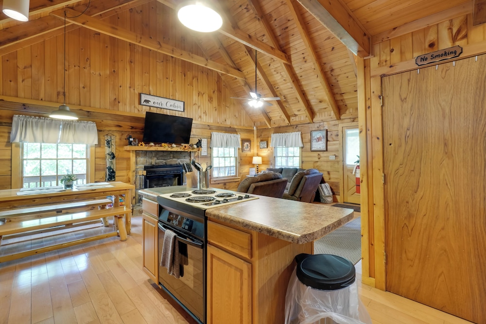 Hot Tub & Deck! 'bear Hugs Cabin' Near Gatlinburg