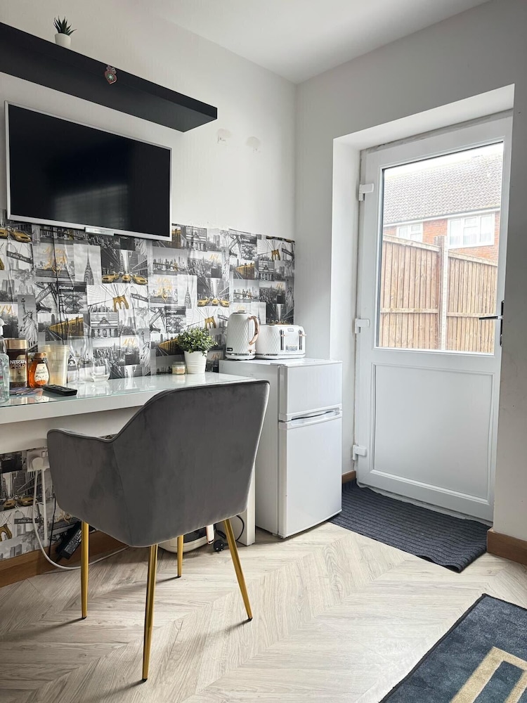 1br-sleeps2-parking-nearlondon-central