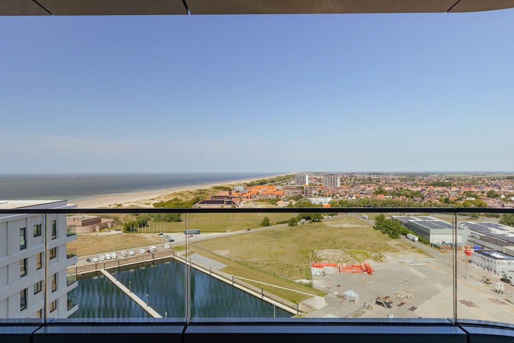 Huswell - Minimalist Coastal Luxury Panoramic View