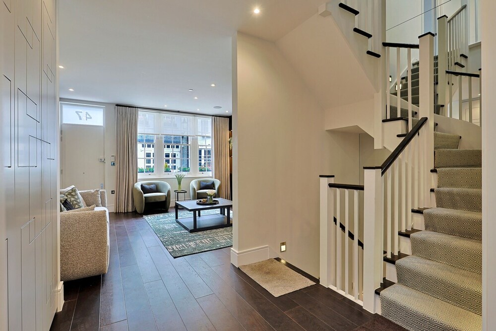 Luxe Home With Cinema Room - South Kensington