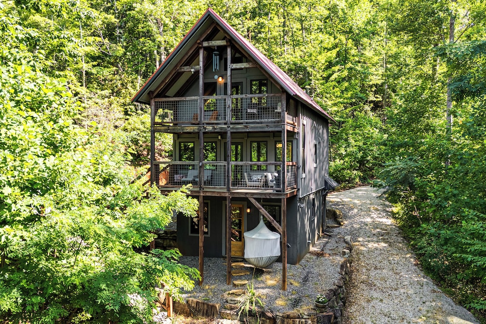 Hot Tub & Mtn Views: Modern Old Fort Hideaway!