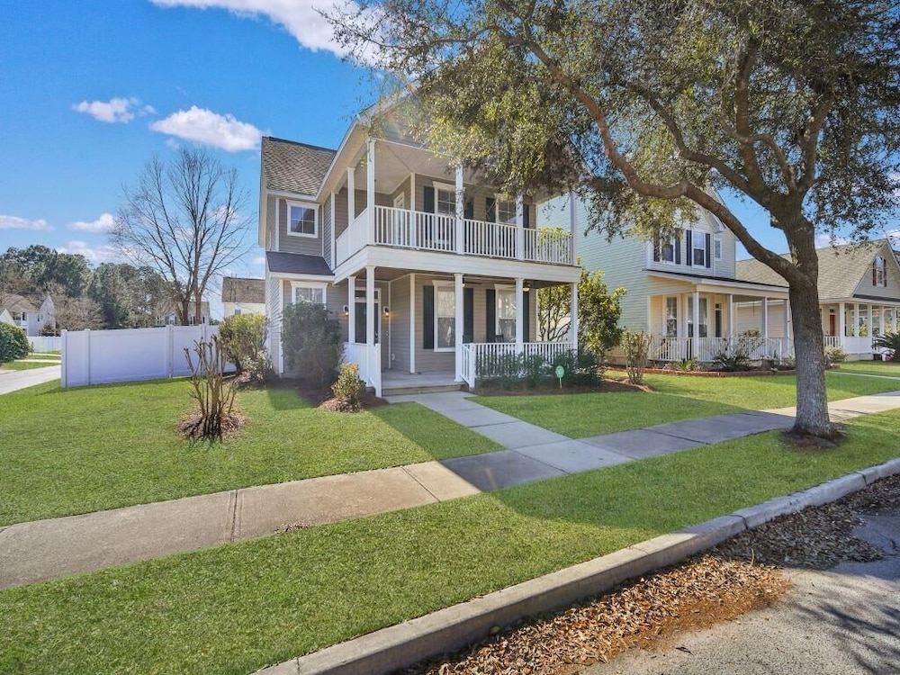 Coastal Quarters in Bluffton - Dog Friendly! Bluffton Park Lowcountry Charmer