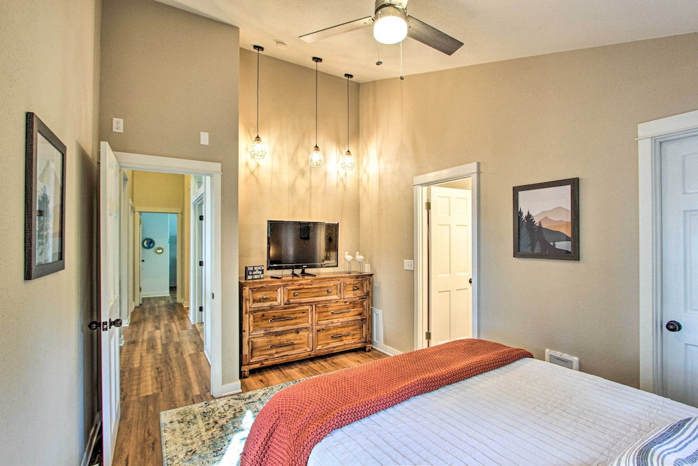 Game Room & Private Beach: Anderson Island Gem view 2