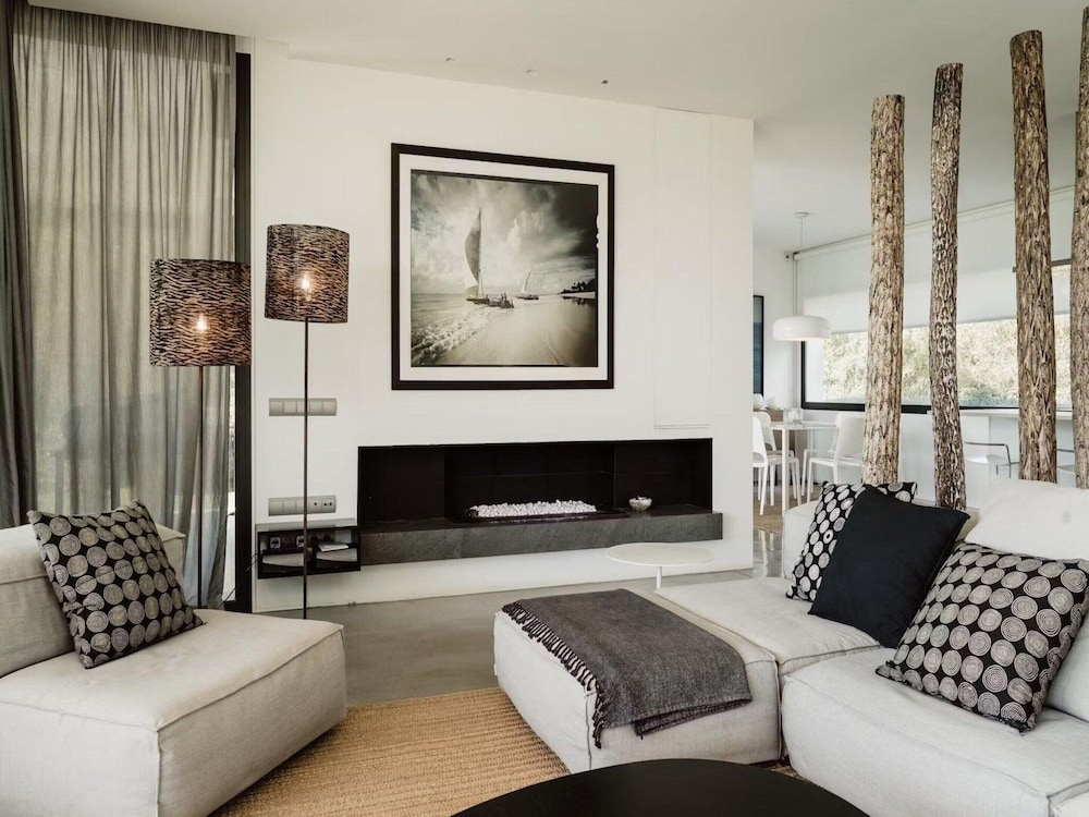 Modern Villa With Minimalistic Decor