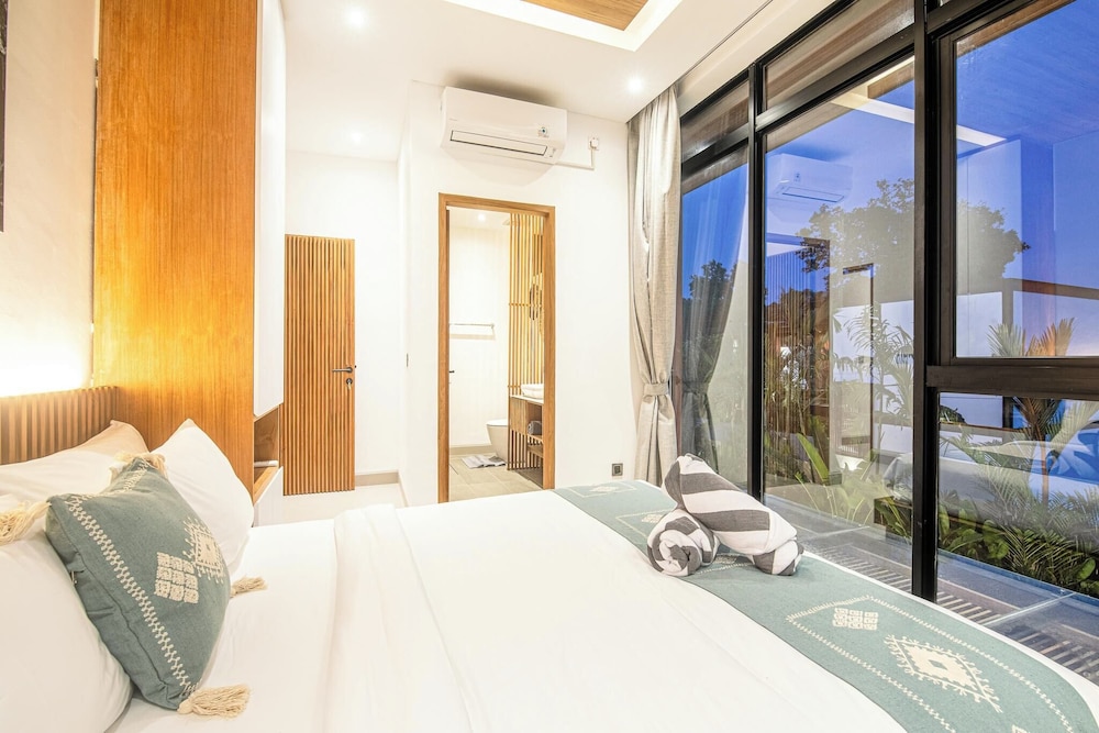 Luxury 5BR Retreat, 400m From Café Del Mar Shore