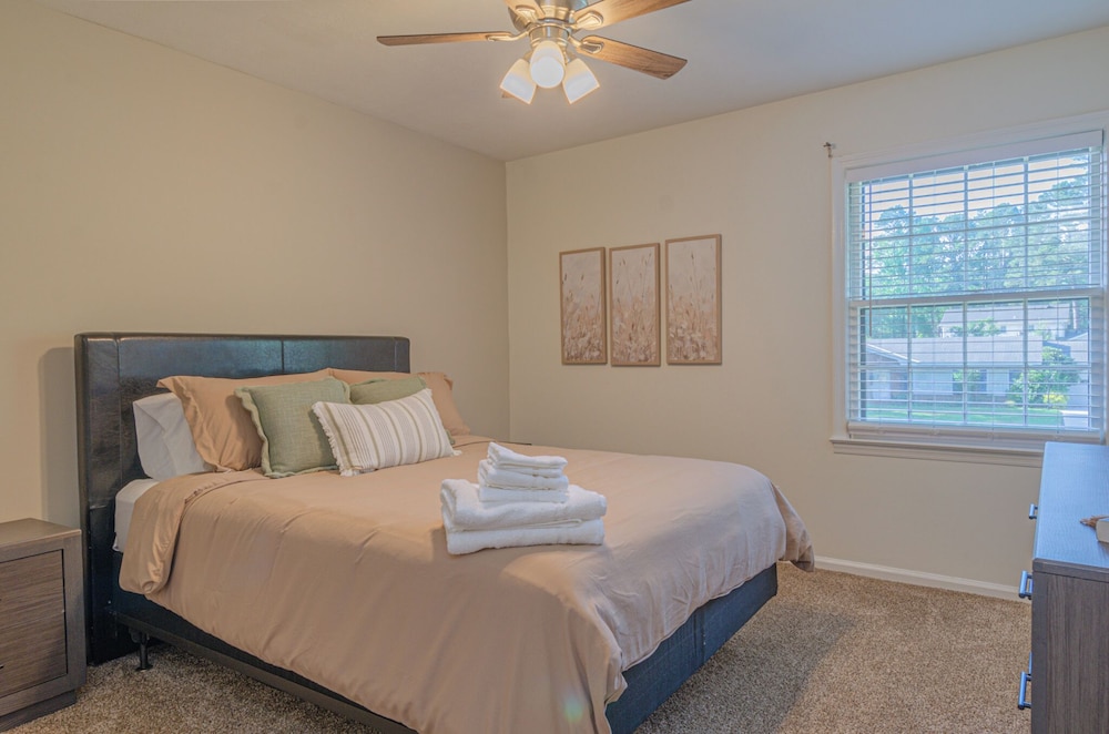 Relaxing 3BR Getaway with Pool and games