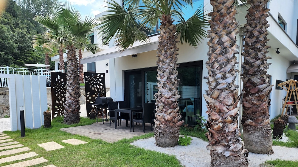 Namhae Orosy Bada Pool Villa & Pension