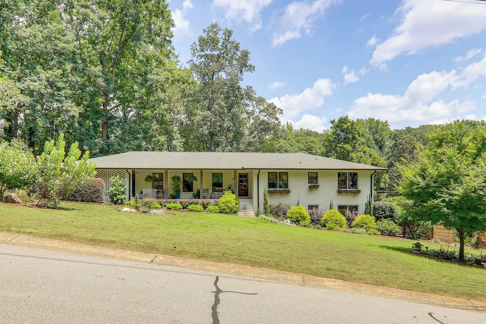 4 Mi to Uga: Bright & Airy Athens Apartment!