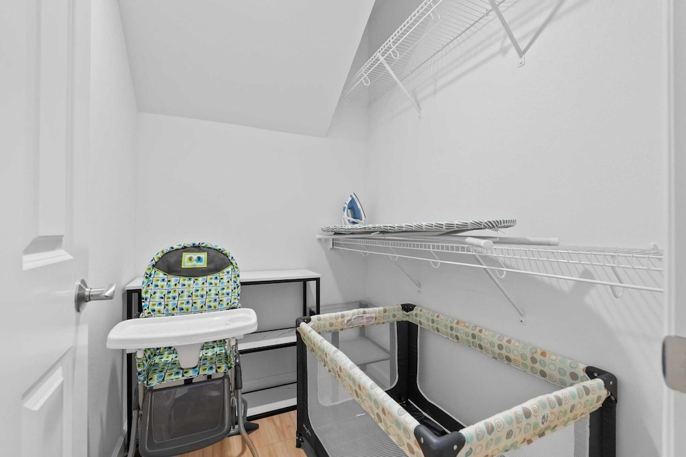 Sleeps 16, 2 Homes Ocean Views, Shared Pool + Gym, Near the Beach Avantstay