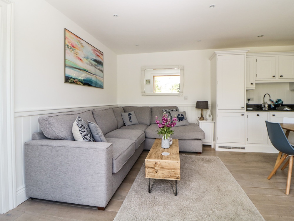 2 Garden Apartment