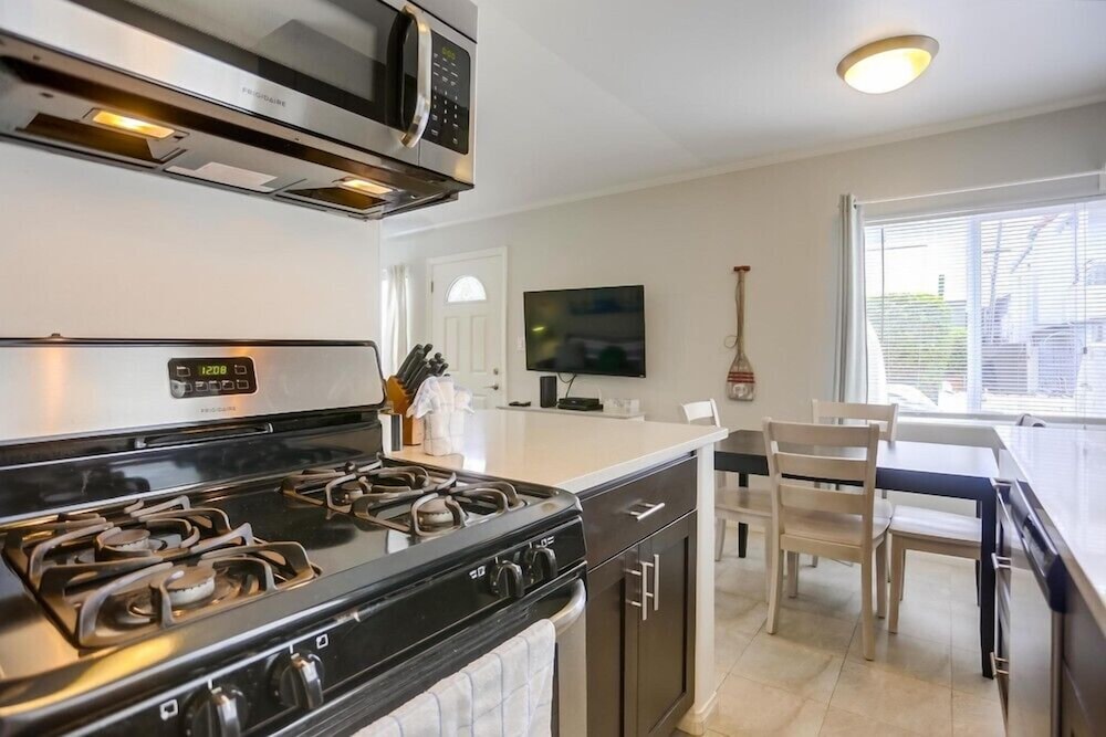Manhattan Shores 1C