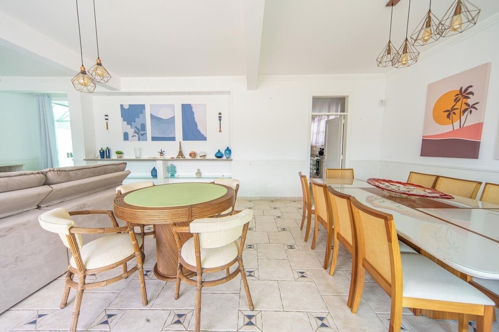 Casa Pet Friendly com 3 su tes a 200m da Praia