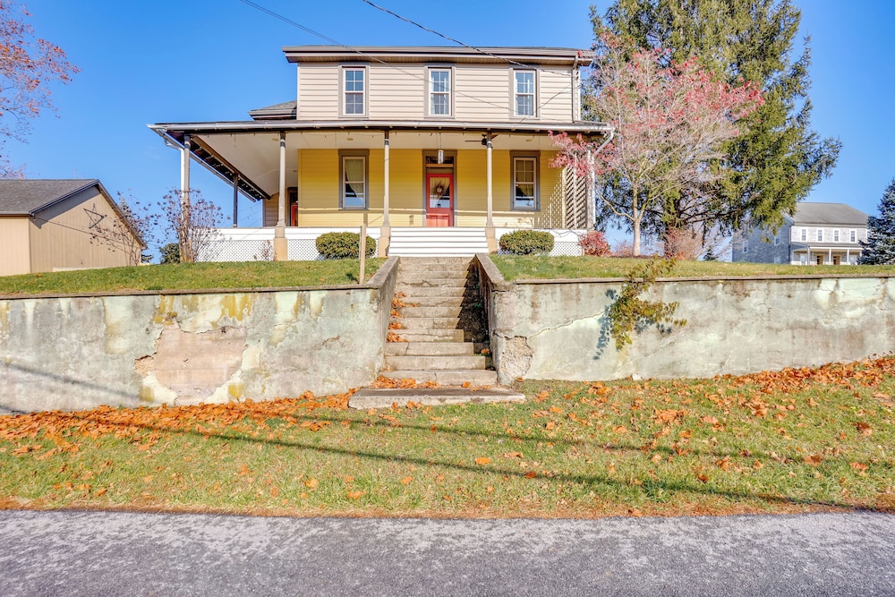 3 Mi to Dtwn: Charming Farmhouse in Mount Joy!