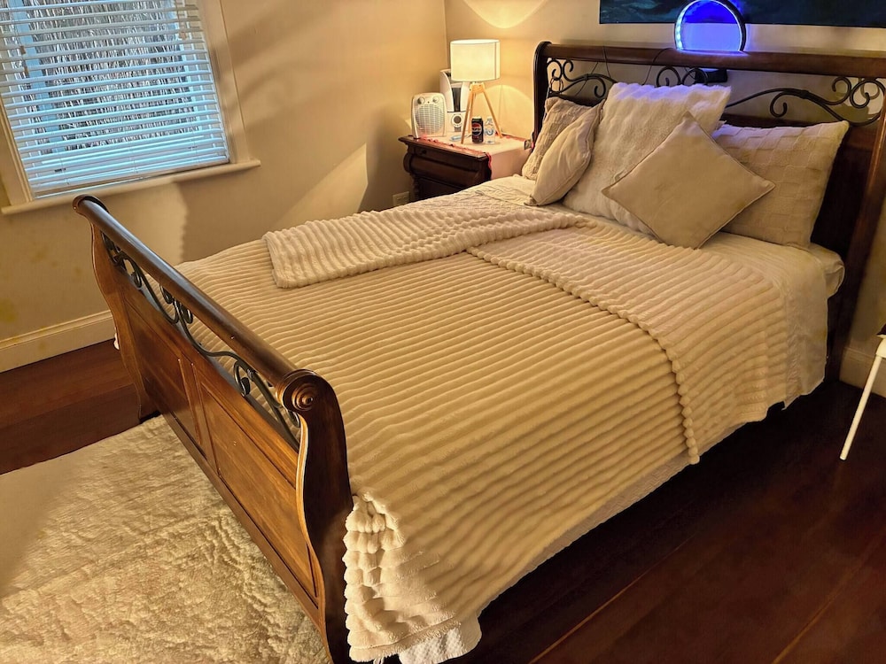 Cozy Tusmore Apartment With Private Garden City View Near Burnside Village Mall