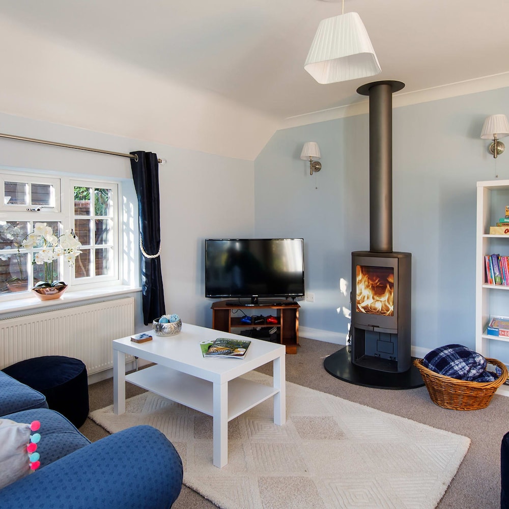Quaint Coastal Cottage - 5 Mins From Beach view 3