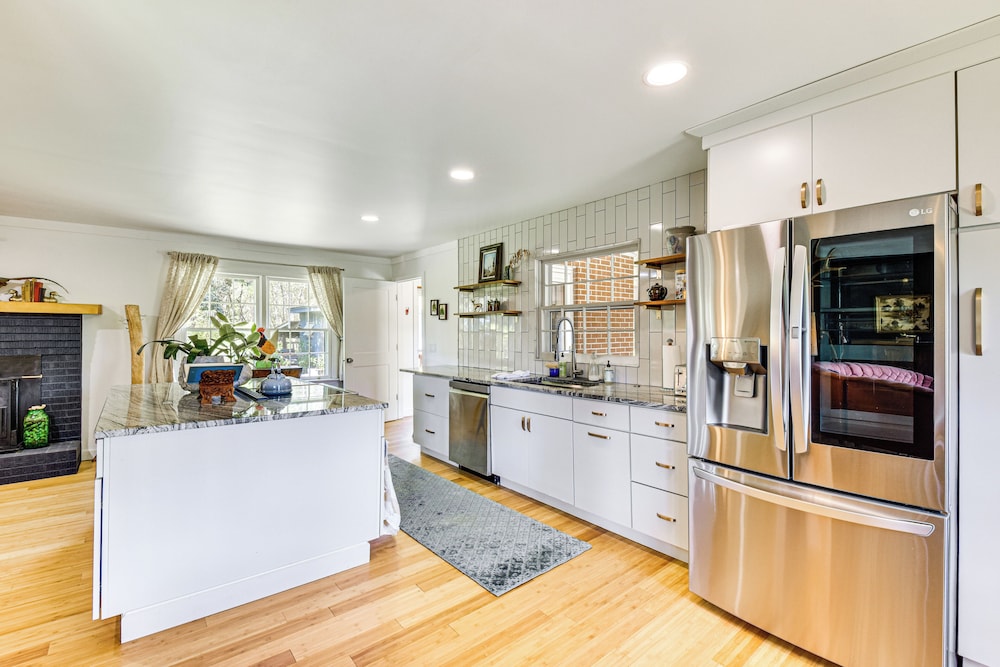 5 Mi to Lake Keowee: Stylish Salem Home w/ Yard!