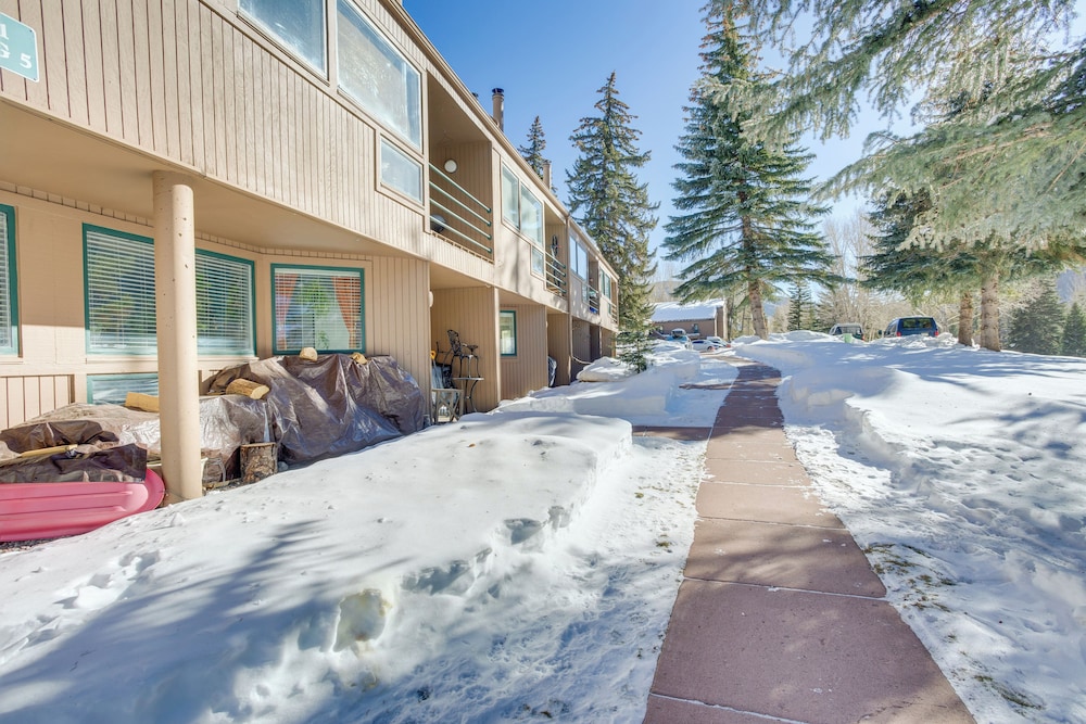 4 Mi to Vail Ski Resort: Cozy Getaway w/ Deck!