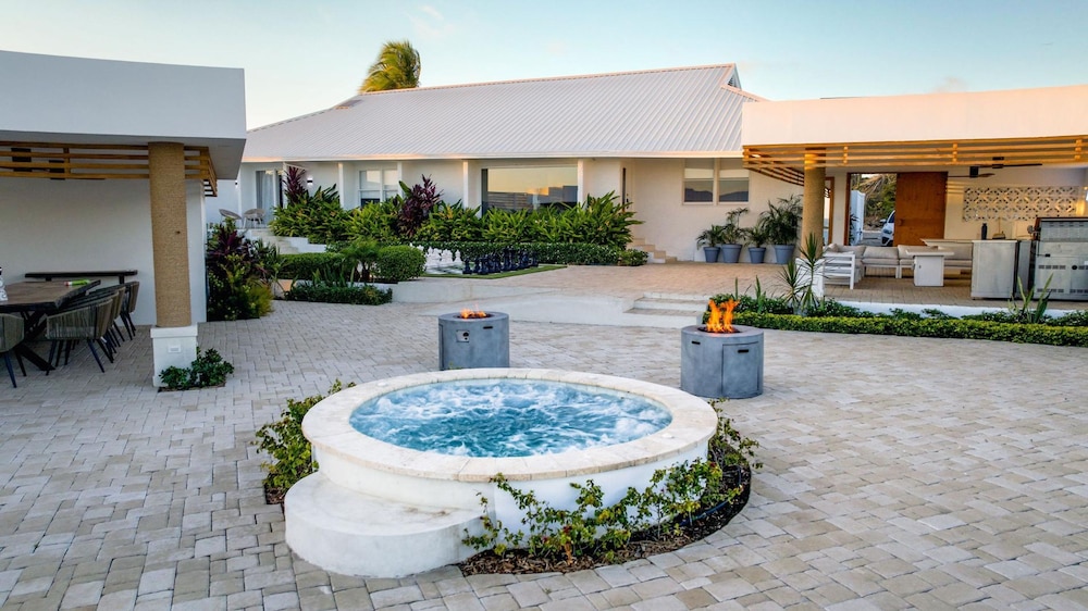 Beachfront Villa w Pool Sleeps 16 Dining Tub