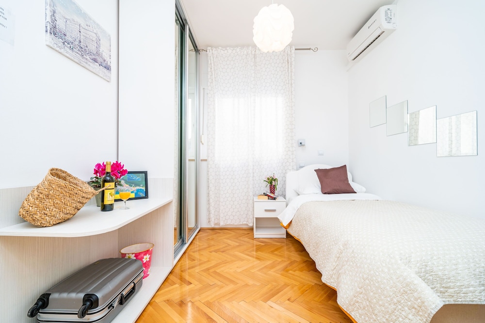 Jele Rooms