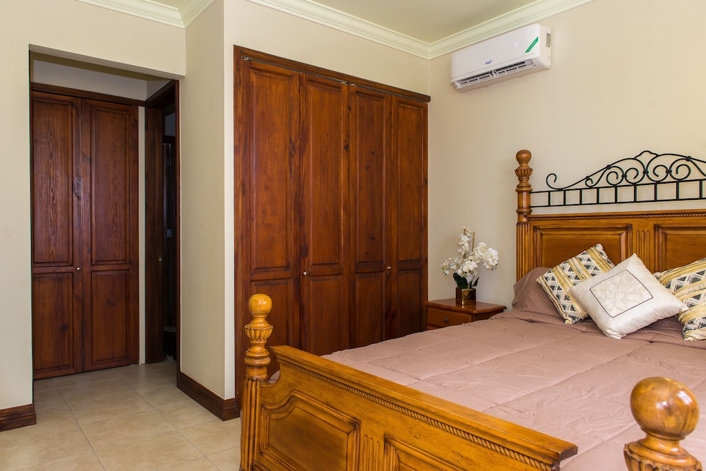 Kinsgton Modern Duplex Apartment with Pool view 2