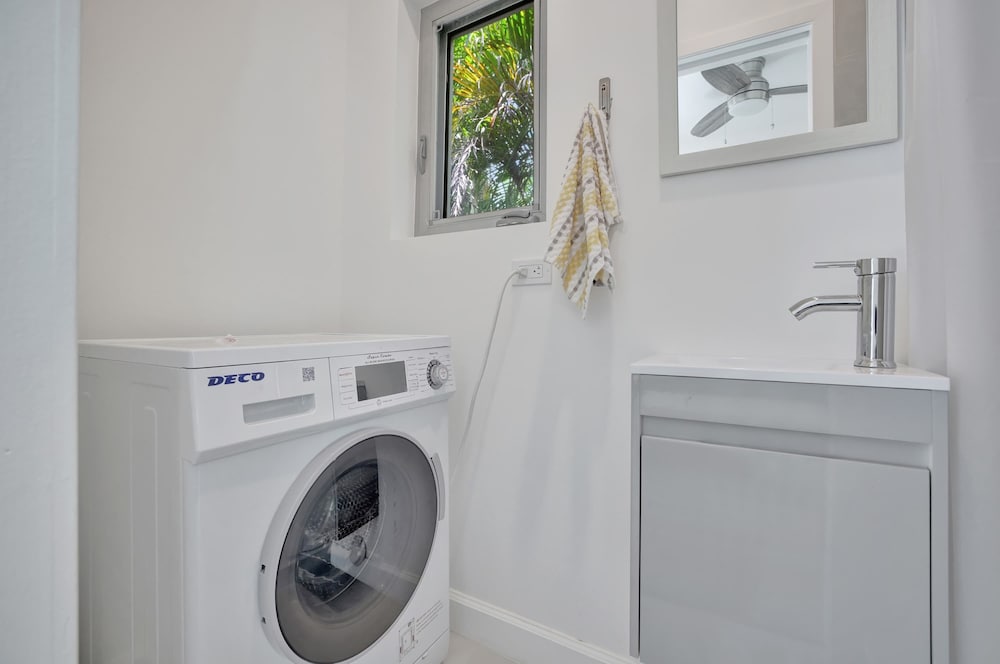 Sunshine Getaway Sleeps 4!