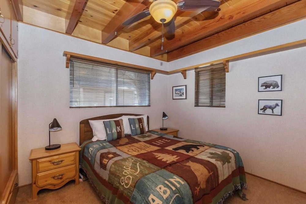 Sleeps 23 2 Homes, Lakefront, Private Dock, Hot Tub, Game Room, Swingset, View