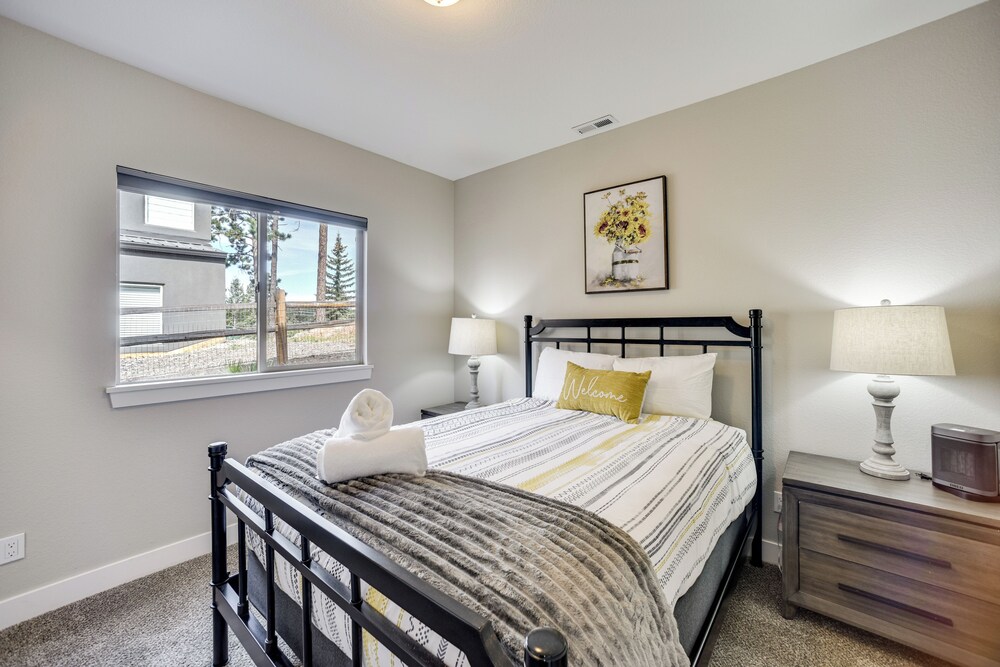 Dtwn Woodland Park Townhome w/ Covered Deck