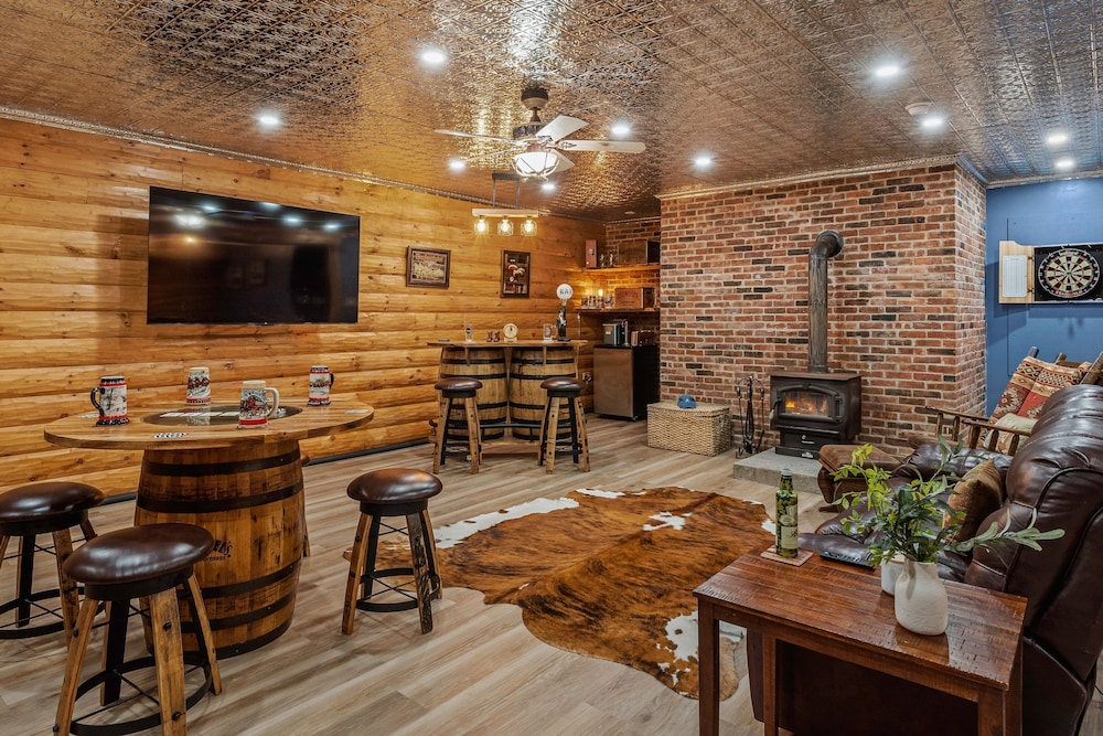 The Bigwood Cabin by Avantstay Hot Tub Firepit Pool Table Private Yard