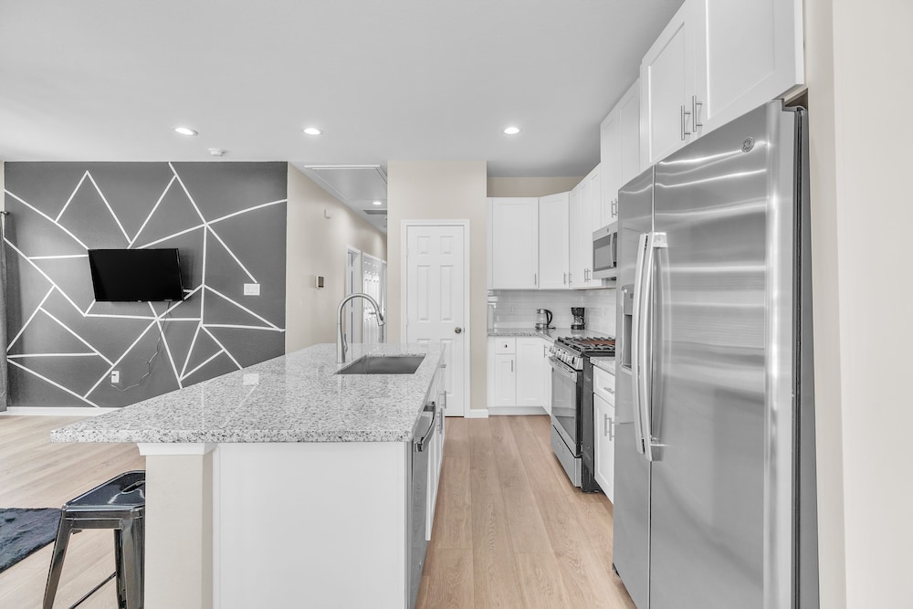 Chic Pet Friendly 3br Duplex In Amazing Location 3 Bedroom Duplex