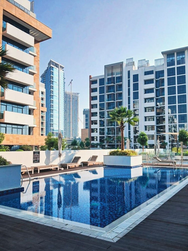 PVH - Stylish 1BR - Azizi Riviera