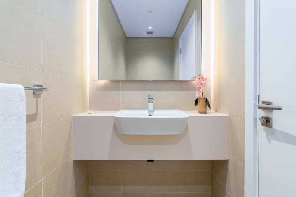 Stunning 1BD Apartment 15mins to Marina Promenade!