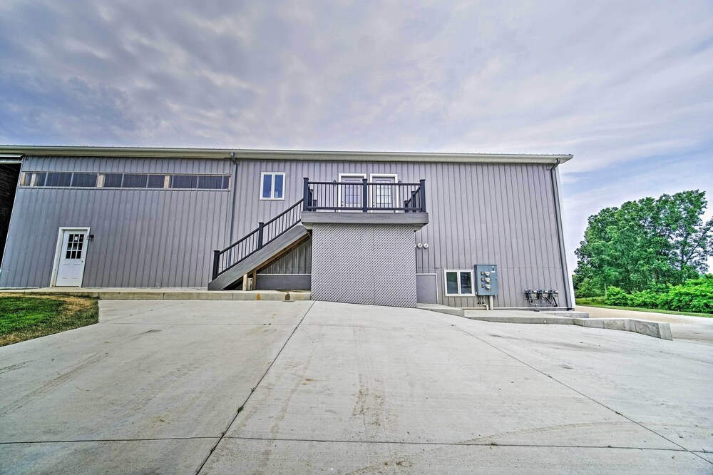 Modern Apartment w/ Deck: 3 Miles to Grass Lake!