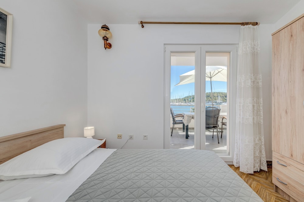 Seafront apartments Marija with terrace and mooring