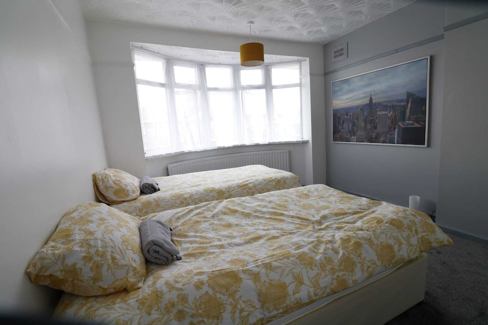 Lovely 4-bed House in Nottingham view 3