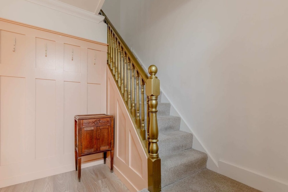Scandi-style 2BD Maisonette W/garden Brick Lane!