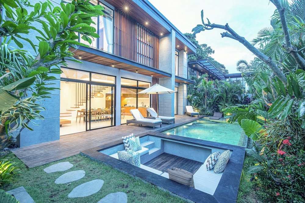 Luxury 5BR Retreat, 400m From Café Del Mar Shore