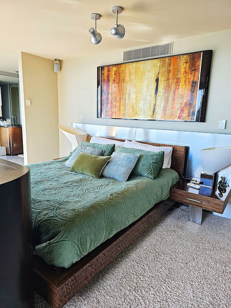 Oceanview Penthouse Suite & Beach Access