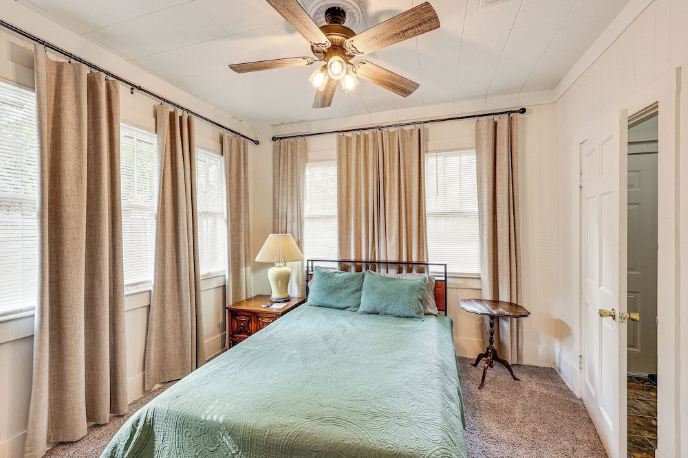 < 1 Mi to Historic Dtwn Texarkana: Charming Home!